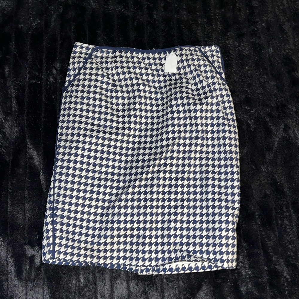 Small lined zippered skirt. A-line, 2 front pockets.